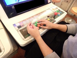アーケードゲームを遊ぶ男の手イメージ
